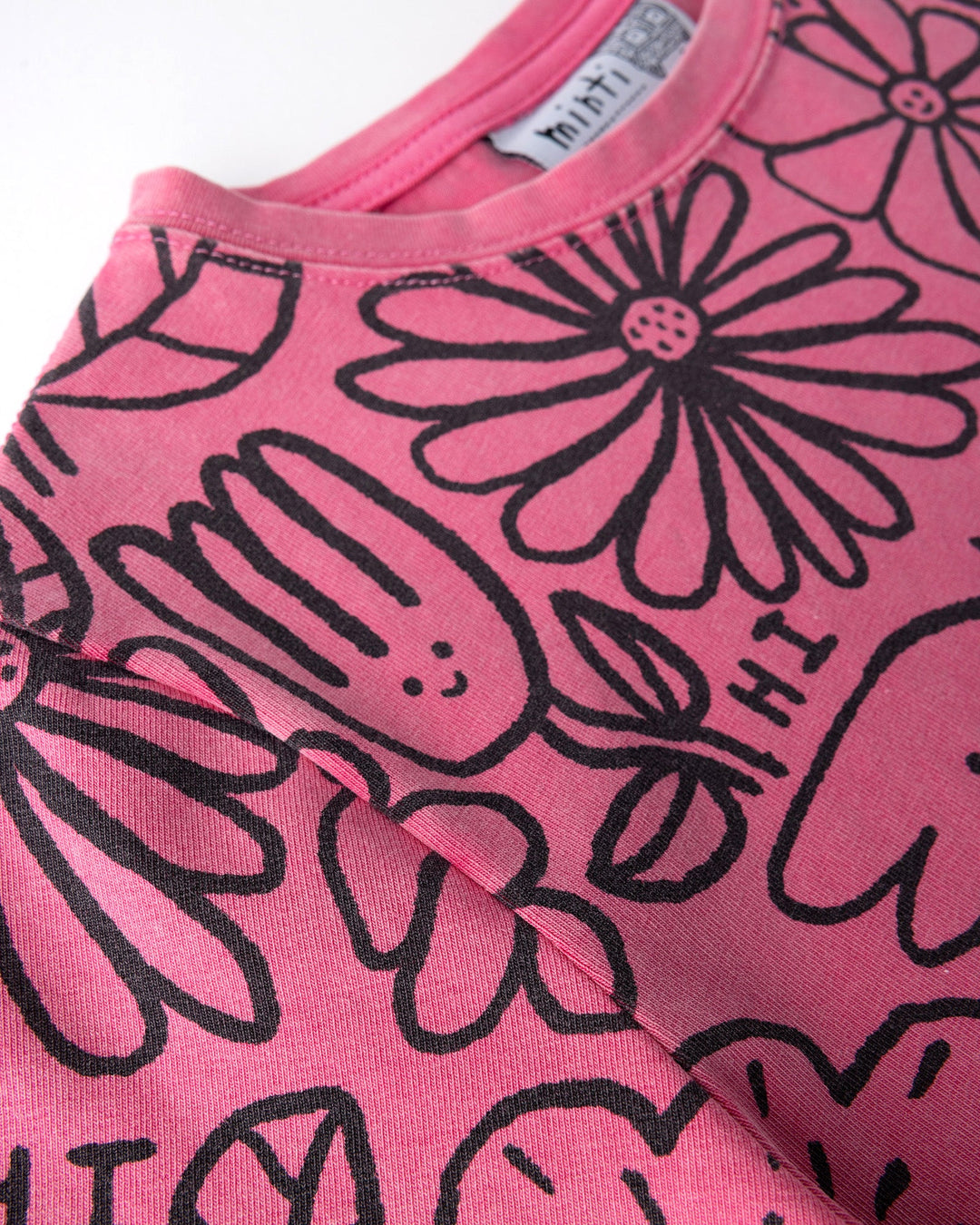 Close up of the Big Flowers Cropped Tee print in pink wash