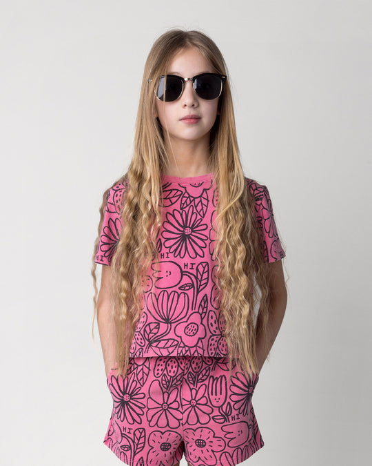 Close up of the Big Flowers Cropped Tee in pink wash on a kid, front view