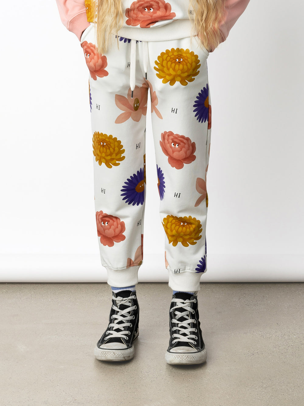 Minti kids clothing. Relaxed fit trackies with cosy side pockets, elasticated waistband, shoelace cord and 2x2 Rib cuffs. 320 Gram // 95% Cotton // 5% Elastane.