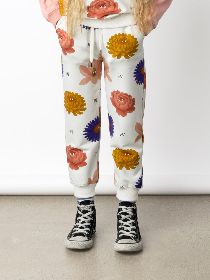 Minti kids clothing. Relaxed fit trackies with cosy side pockets, elasticated waistband, shoelace cord and 2x2 Rib cuffs. 320 Gram // 95% Cotton // 5% Elastane.