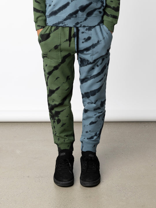 Minti kids clothing. Loose leg trackies with elasticated waistband, shoelace ties, 2x2 rib cuffs and super cool boxy pockets. 320 Gram // 95% Cotton // 5% Elastane.