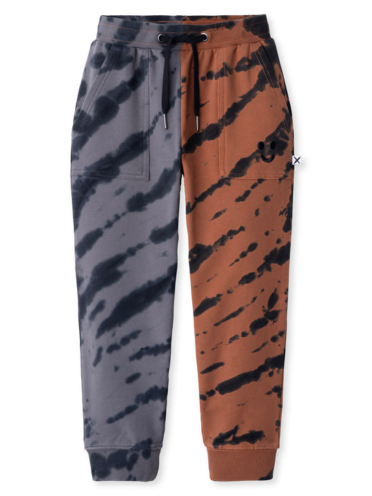 Minti kids clothing. Loose leg trackies with elasticated waistband, shoelace ties, 2x2 rib cuffs and super cool boxy pockets. 320 Gram // 95% Cotton // 5% Elastane.