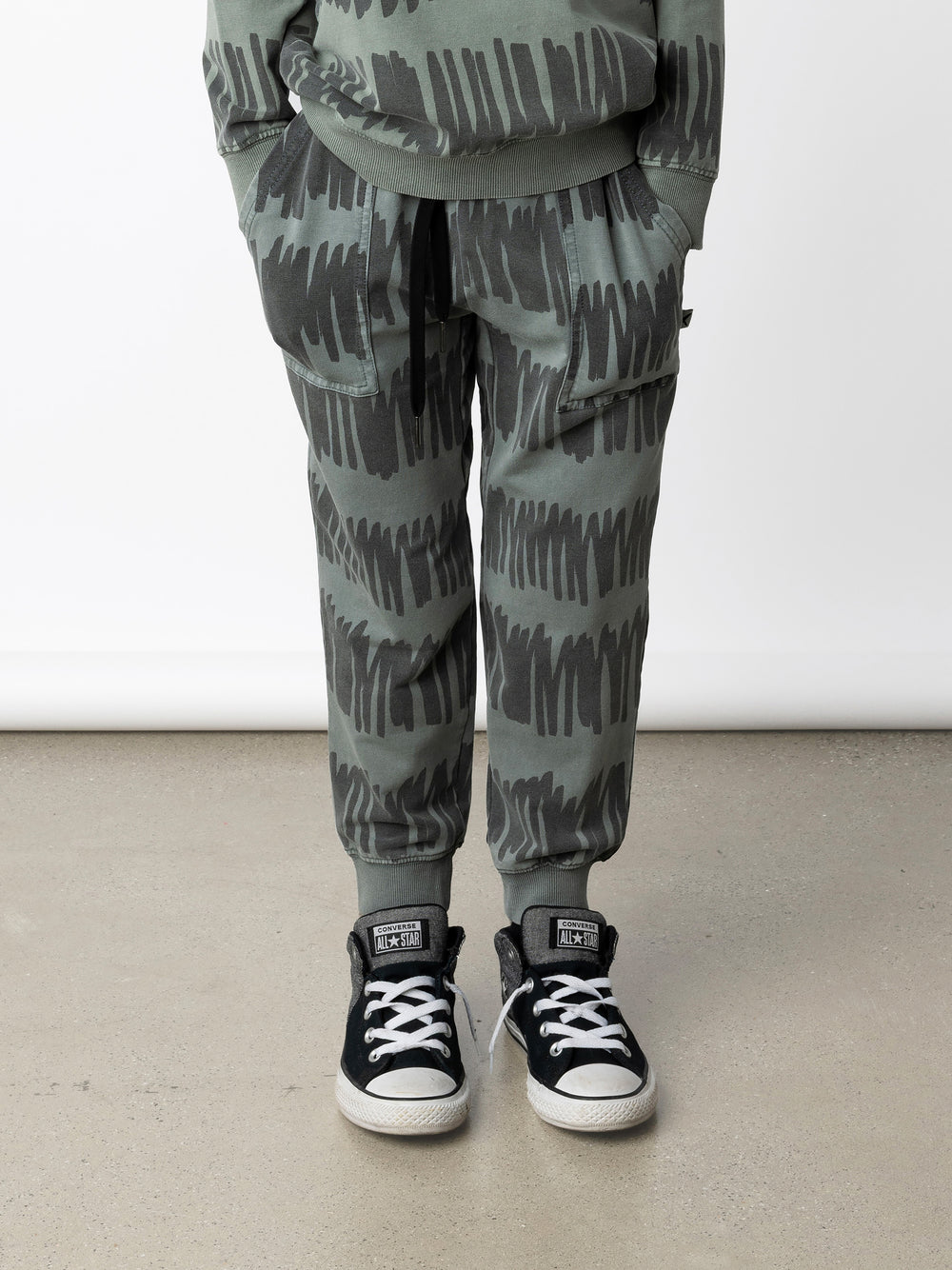 Minti kids clothing. Loose leg trackies with elasticated waistband, shoelace ties, 2x2 rib cuffs and super cool boxy pockets. 260 Gram // 95% Cotton // 5% Elastane.