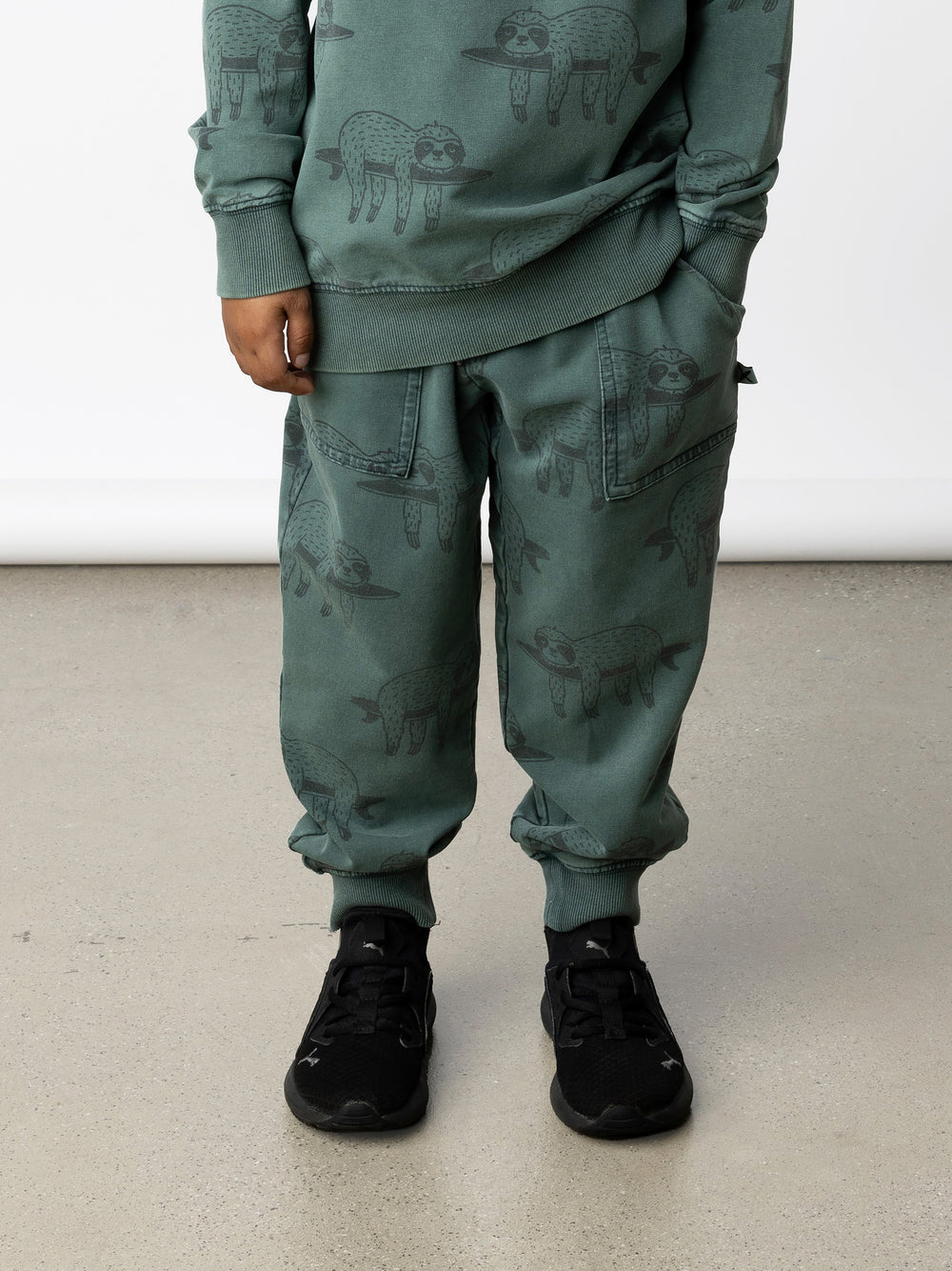 Minti kids clothing. Loose leg trackies with elasticated waistband, shoelace ties, 2x2 rib cuffs and super cool boxy pockets. 260 Gram // 95% Cotton // 5% Elastane.