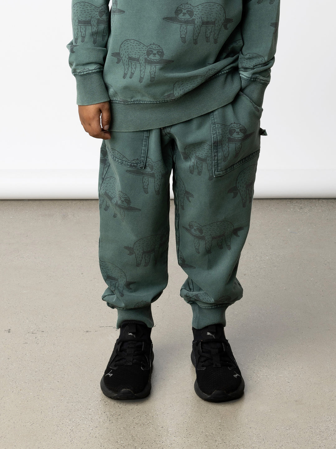 Minti kids clothing. Loose leg trackies with elasticated waistband, shoelace ties, 2x2 rib cuffs and super cool boxy pockets. 260 Gram // 95% Cotton // 5% Elastane.