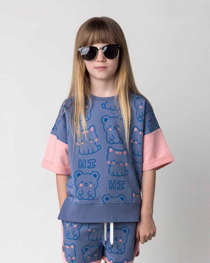 Close up of the Hi Cat Bear Short Sleeve Crew in cornflower and pink on a kid, front view