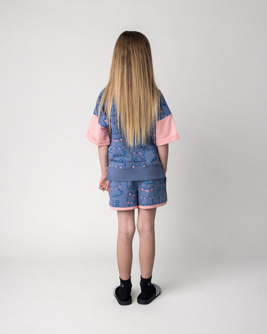 Kid wearing the Hi Cat Bear Short Sleeve Crew in cornflower and pink with the Hi Cat Bear Short in cornflower and pink, back view