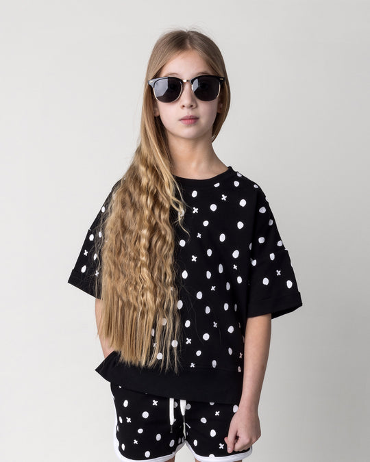 Close up of the Spotty Short Sleeve Crew in black on a kid, front view