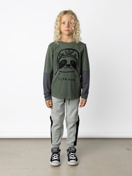 Minti kids clothing. Cosy and comfy tee with contrast sleeve panels for a cool pop of colour. 190 Gram // 95% Cotton // 5% Elastane