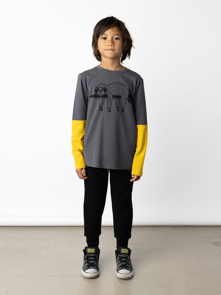 Minti kids clothing. Cosy and comfy tee with contrast sleeve panels for a cool pop of colour. 190 Gram // 95% Cotton // 5% Elastane
