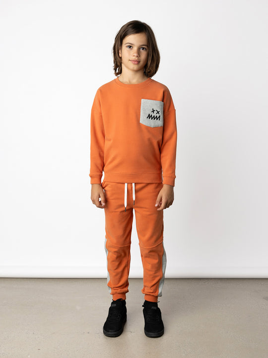 Minti kids clothing. Super cosy oversized fit crew with drop shoulder detail and cool front pocket. 2x2 Rib at the neck, hem and cuffs. 330 Gram // Brushed Inside // 95% Cotton // 5% Elastane.