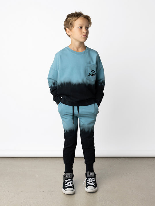 Minti kids clothing. Super cosy oversized fit crew with drop shoulder detail and cool front pocket. 2x2 Rib at the neck, hem and cuffs. 320 Gram // 95% Cotton // 5% Elastane.