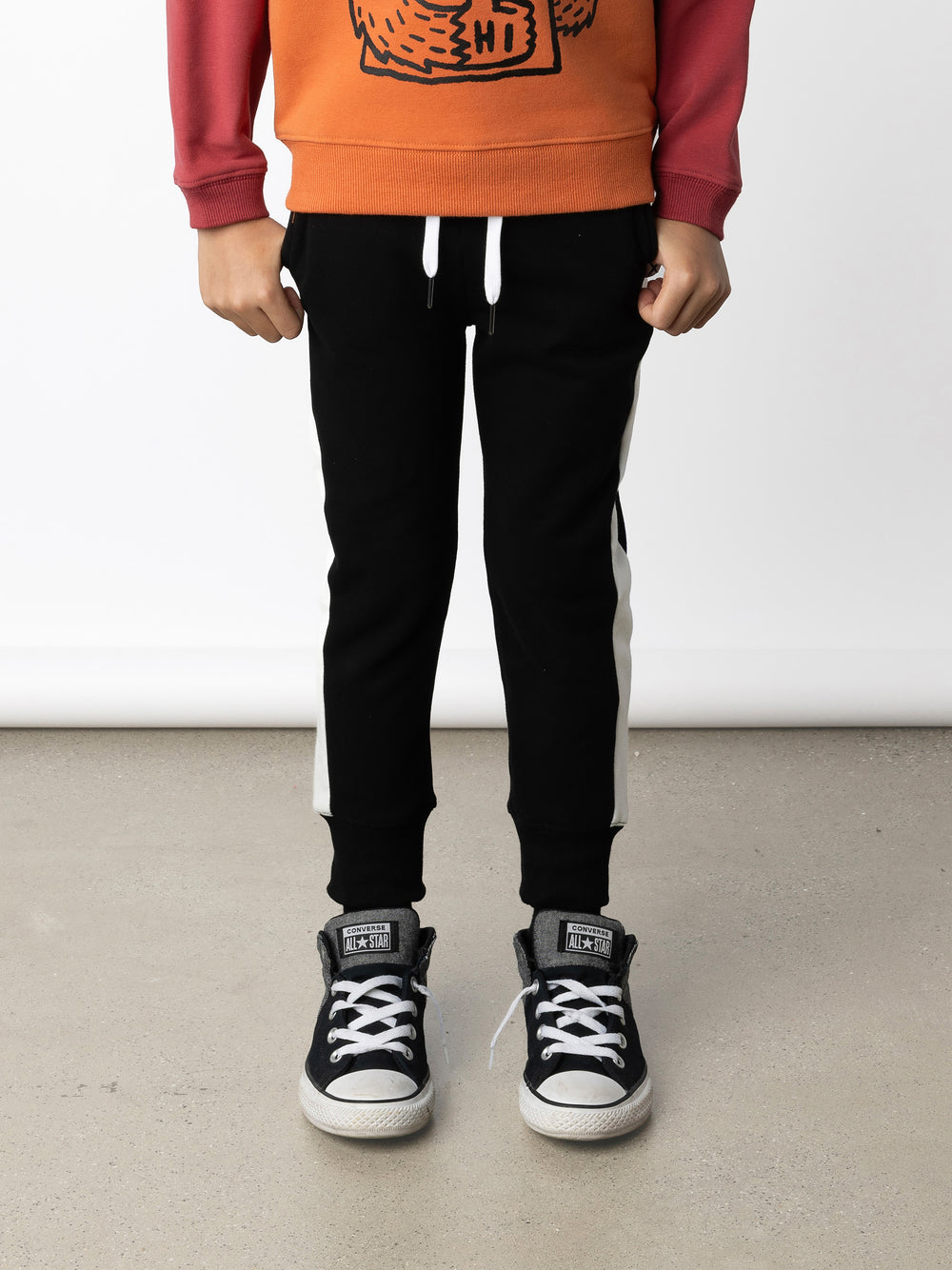 Minti kids clothing. Slim leg trackies with super cool contrast side panel! Front pockets, one back pocket, 2x2 rib elasticated waistband with shoelace tie. 2x2 rib cuffs. Small tonal Minti embroidery on the front. 330 Gram // Brushed Inside // 95% Cotton // 5% Elastane.