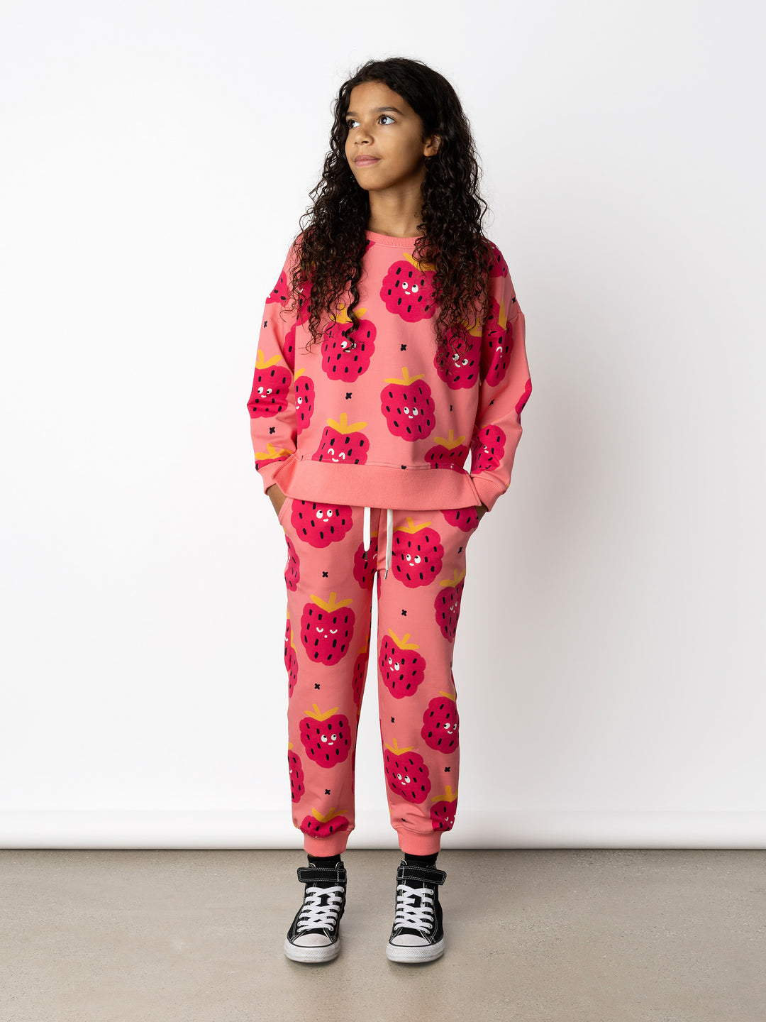Minti kids clothing. Super cosy crew with drop shoulder detail and split hem. 2x2 Rib at the neck and hem. 260 Gram // 95% Cotton // 5% Elastane.