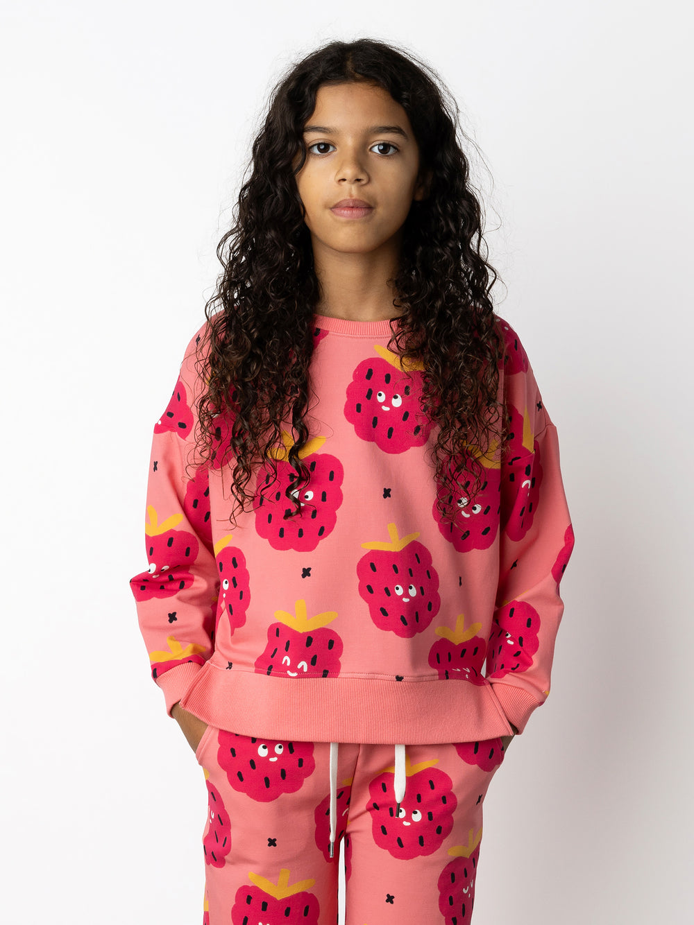 Minti kids clothing. Super cosy crew with drop shoulder detail and split hem. 2x2 Rib at the neck and hem. 260 Gram // 95% Cotton // 5% Elastane.