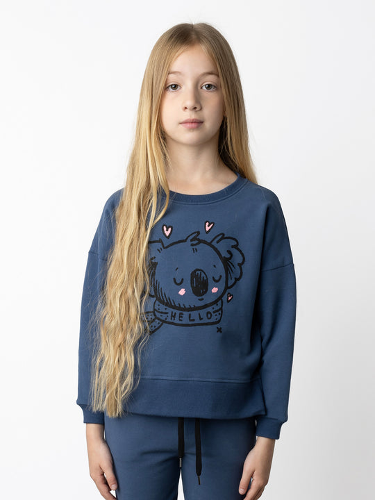 Minti kids clothing. Super cosy crew with drop shoulder detail and split hem. 2x2 Rib at the neck and hem. 260 Gram // 95% Cotton // 5% Elastane.