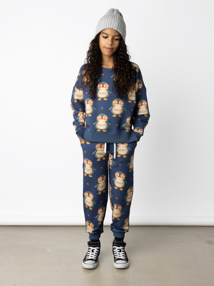 Minti kids clothing. Super cosy crew with drop shoulder detail and split hem. 2x2 Rib at the neck and hem. 260 Gram // 95% Cotton // 5% Elastane.