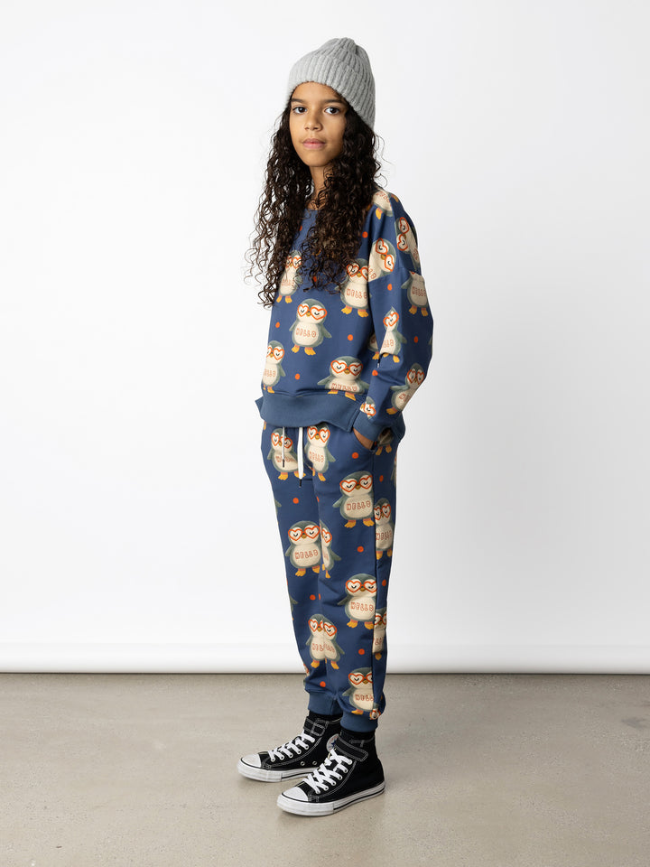 Minti kids clothing. Super cosy crew with drop shoulder detail and split hem. 2x2 Rib at the neck and hem. 260 Gram // 95% Cotton // 5% Elastane.