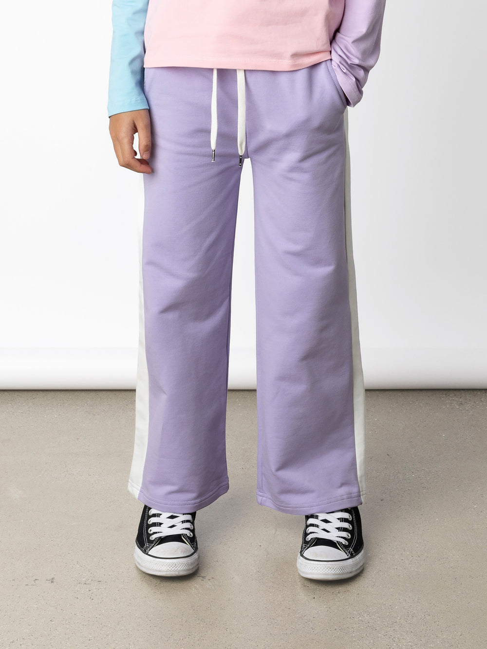 Minti kids clothing. Super relaxed fit wide leg trackies with cool contrast side panel. Elasticated waistband with shoelace cord, and front pockets to keep hands warm. Small Minti embroidery on the back. 320 Gram // 95% Cotton // 5% Elastane.