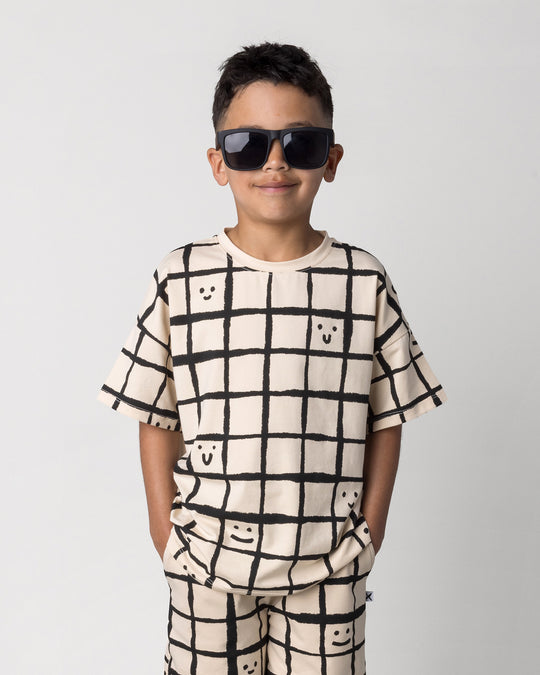 Close up of the Happy Squares Tee in beige on a kid, front view