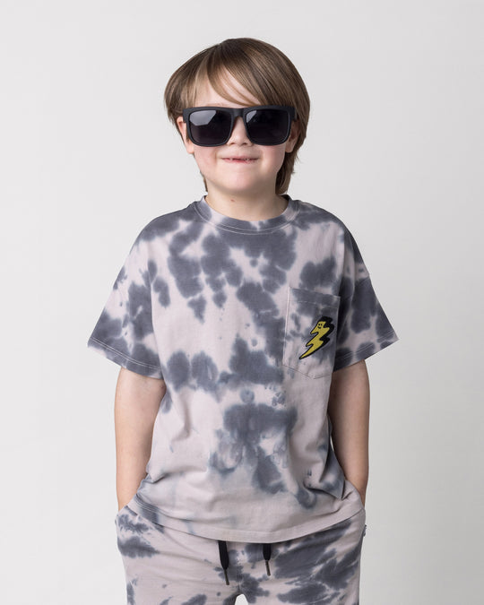 Close up of the Splatter Tee in grey on a kid, front view
