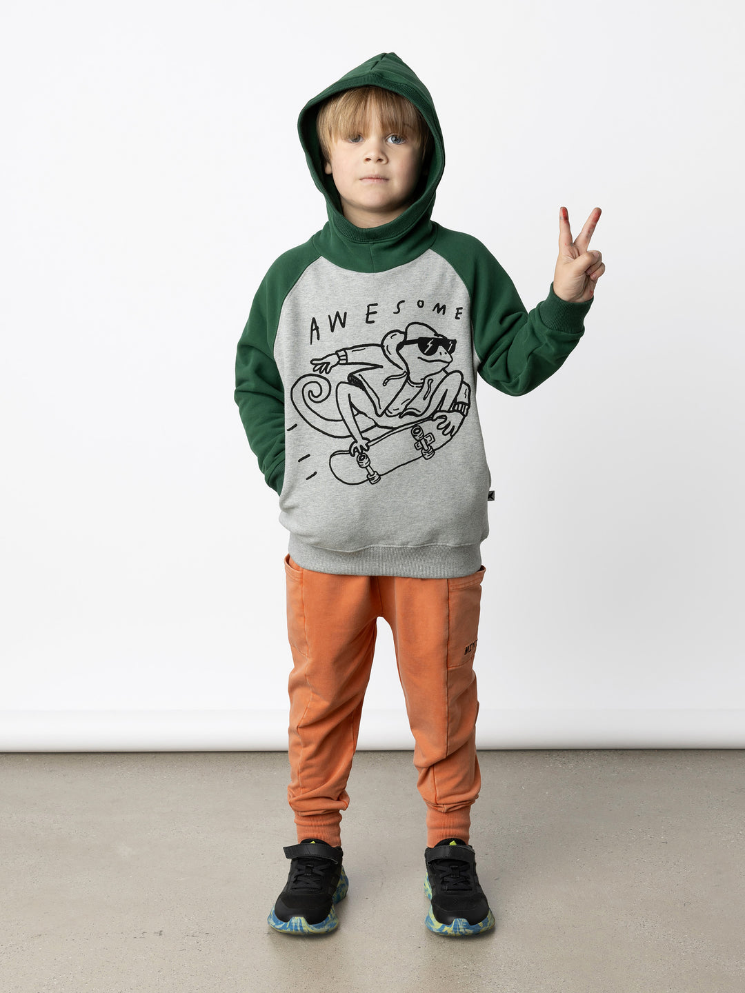Minti kids clothing. Super comfy hoodie with side pockets and higher neck - perfect for cold days! 330 Gram // Brushed Inside // 95% Cotton // 5% Elastane.