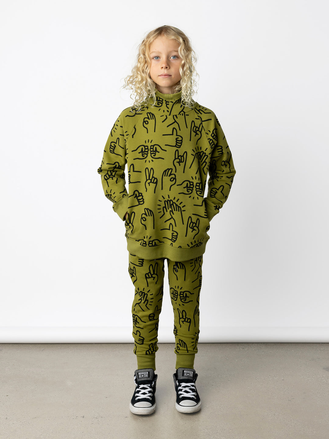 Minti kids clothing. Super comfy hoodie with side pockets and higher neck - perfect for cold days! 330 Gram // Brushed Inside // 95% Cotton // 5% Elastane.