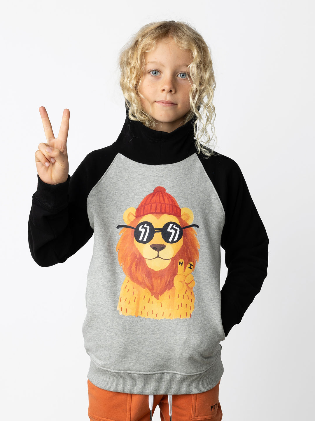 Minti kids clothing. Super comfy hoodie with side pockets and higher neck - perfect for cold days! 330 Gram // Brushed Inside // 95% Cotton // 5% Elastane.
