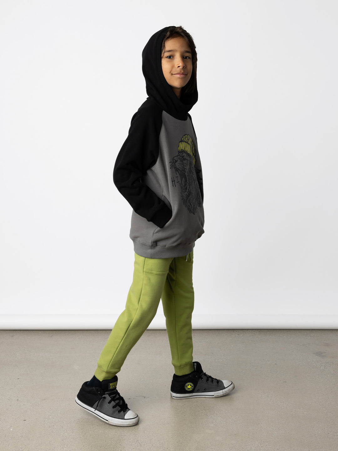 Minti kids clothing. Super comfy hoodie with side pockets and higher neck - perfect for cold days! 330 Gram // Brushed Inside // 95% Cotton // 5% Elastane.