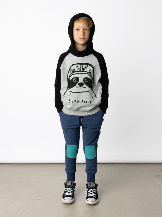 Minti kids clothing. Super comfy hoodie with side pockets and higher neck - perfect for cold days! 330 Gram // Brushed Inside // 95% Cotton // 5% Elastane.