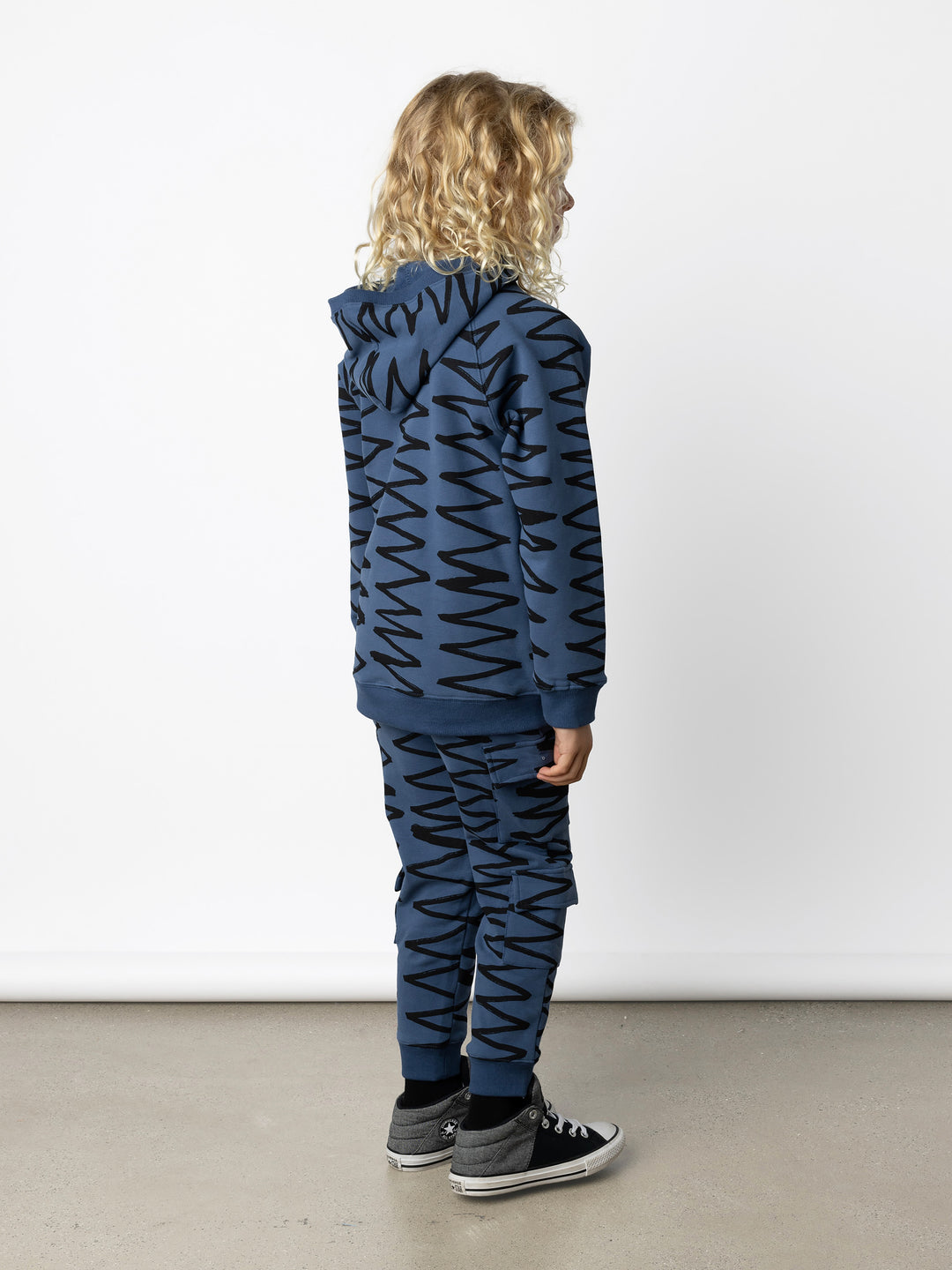 Minti kids clothing. Super comfy hoodie with side pockets and higher neck - perfect for cold days! 330 Gram // Brushed Inside // 95% Cotton // 5% Elastane.