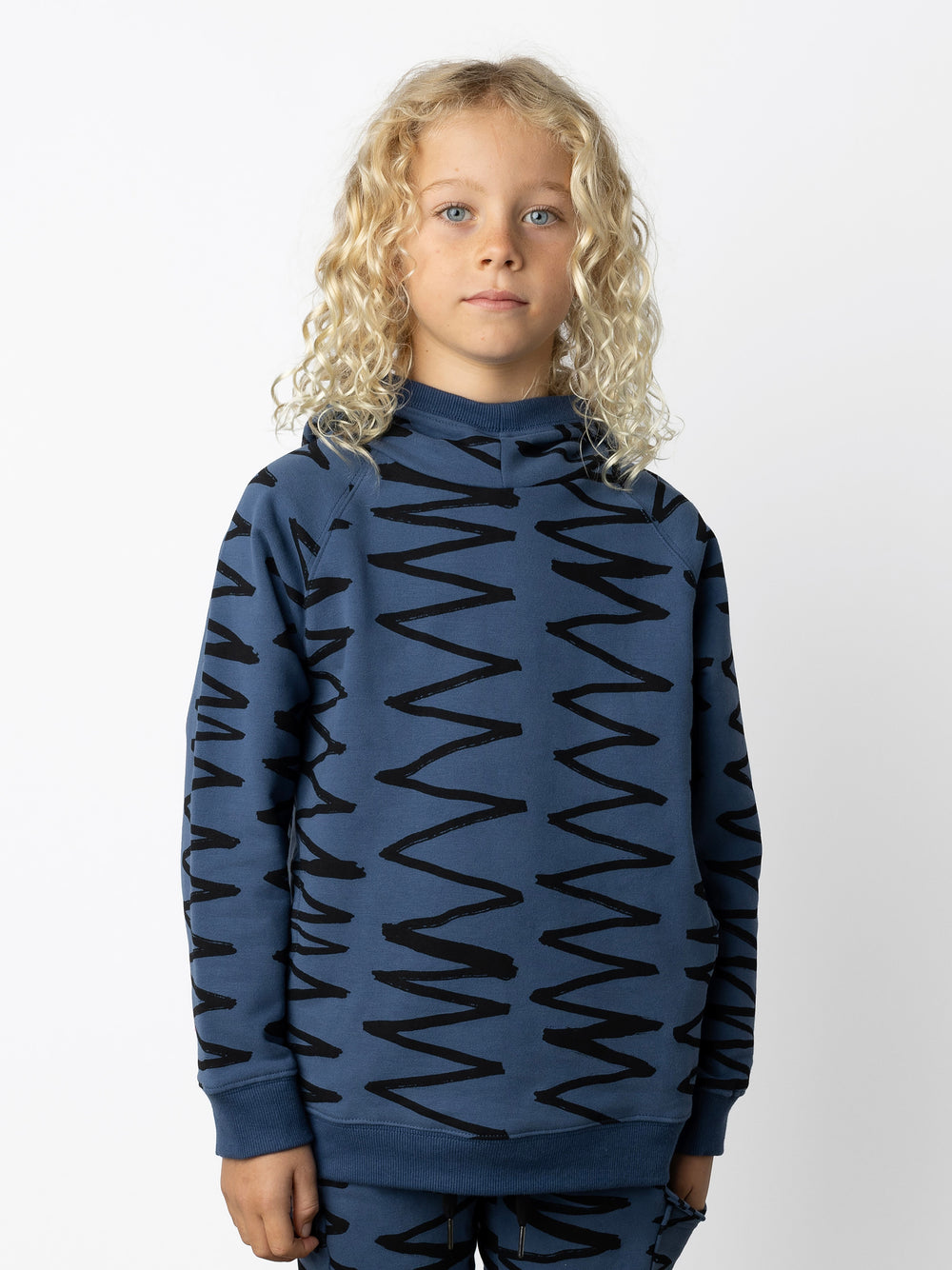 Minti kids clothing. Super comfy hoodie with side pockets and higher neck - perfect for cold days! 330 Gram // Brushed Inside // 95% Cotton // 5% Elastane.