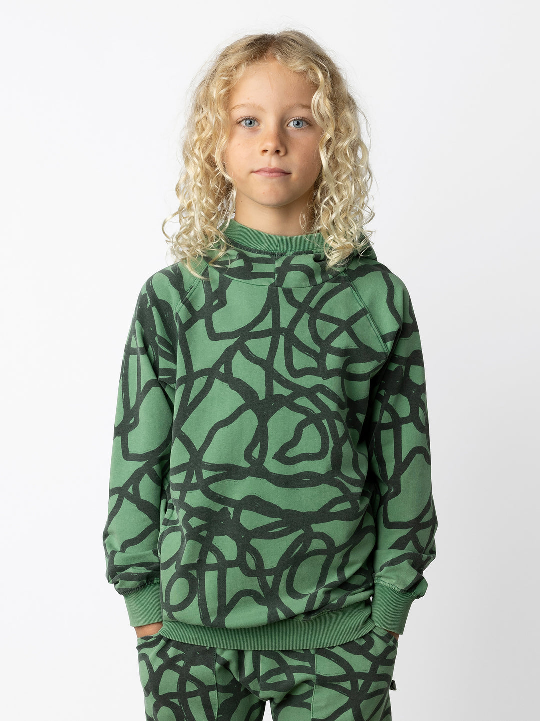 Minti kids clothing. Super comfy hoodie with side pockets and higher neck - perfect for cold days! 260 Gram // 95% Cotton // 5% Elastane.