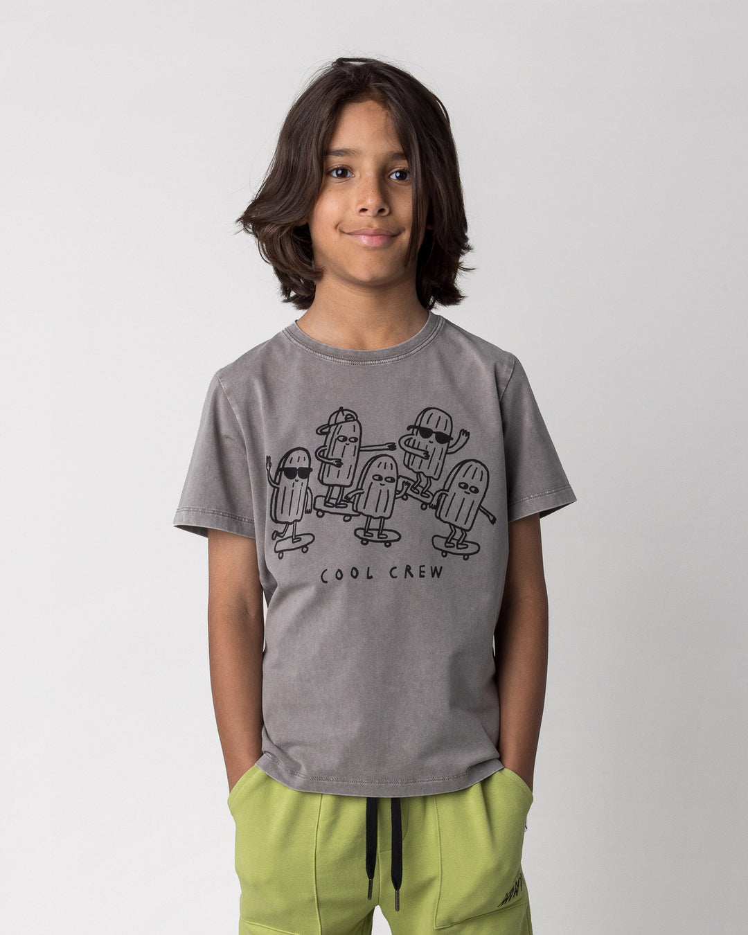 Close up of the Cool Crew Tee in grey wash on a kid, front view