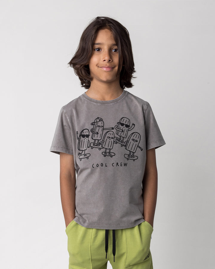 Close up of the Cool Crew Tee in grey wash on a kid, front view