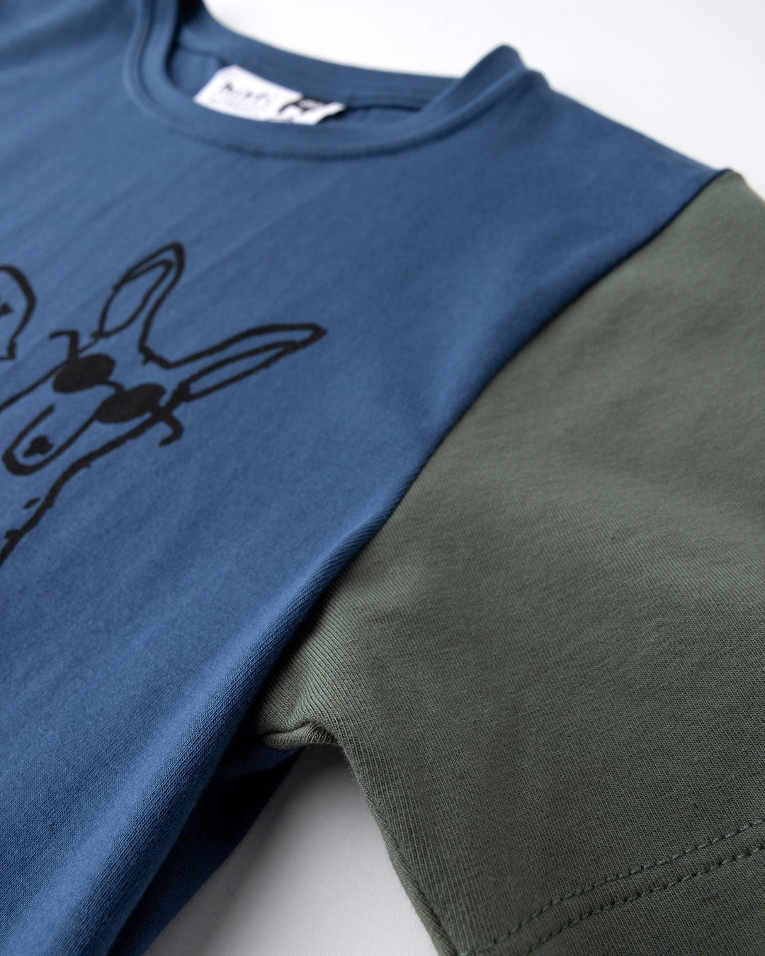 Close up detail of the Chill Mates Tee in midnight, orange and forest