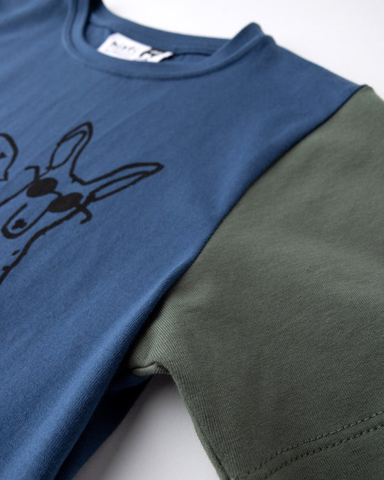 Close up detail of the Chill Mates Tee in midnight, orange and forest