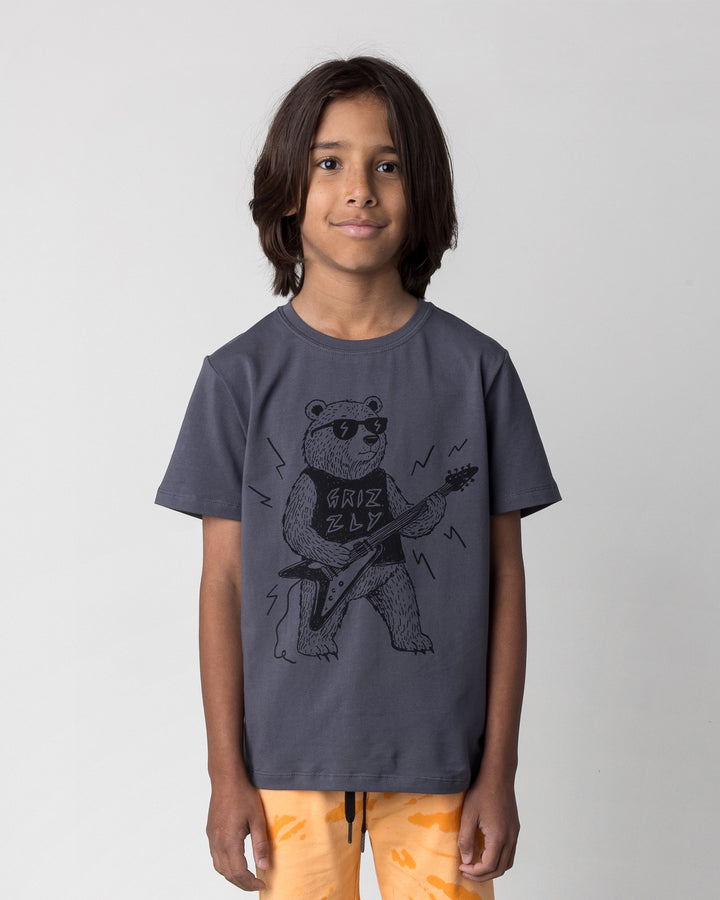 Close up of the Grizzly Tee in dark grey on a kid, front view