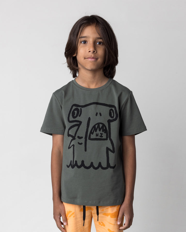 Close up of the Hi Hammerhead Tee in forest on a kid, front view