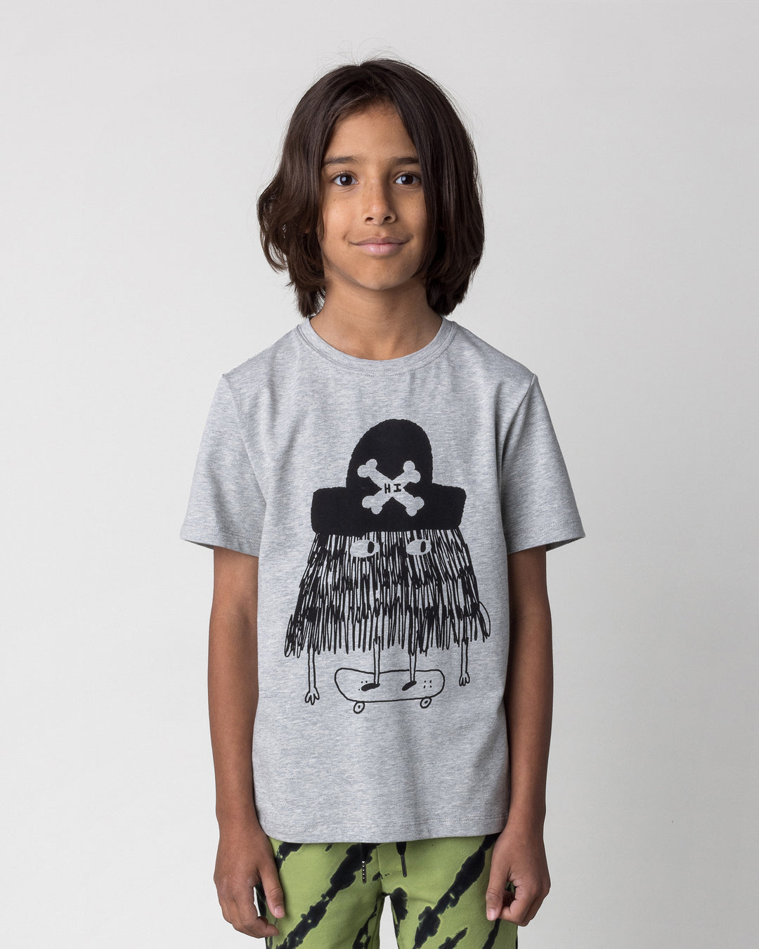 Close up of the Pirate Skater Tee in grey marle on a kid, front view