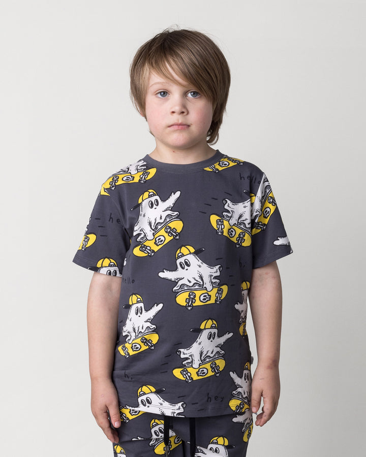 Close up of the Skate Ghost Tee in dark grey on a kid, front view