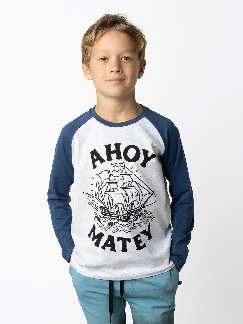 Minti kids clothing. Luxe raglan tee with contrast sleeves and neck. 190 Gram // 95% Cotton // 5% Elastane.