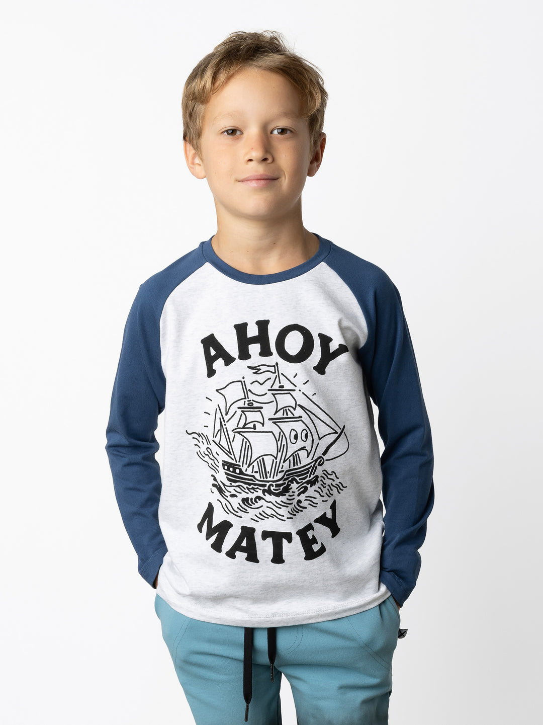 Minti kids clothing. Luxe raglan tee with contrast sleeves and neck. 190 Gram // 95% Cotton // 5% Elastane.