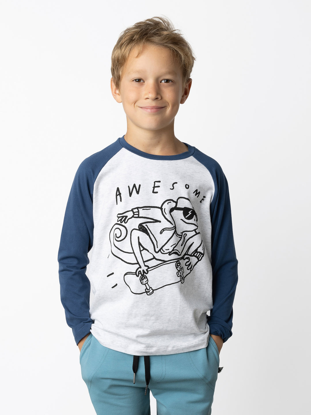 Minti kids clothing. Luxe raglan tee with contrast sleeves and neck. 190 Gram // 95% Cotton // 5% Elastane.