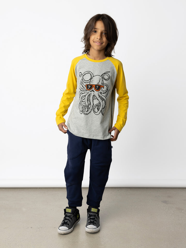 Minti kids clothing. Luxe raglan tee with contrast sleeves and neck. 190 Gram // 95% Cotton // 5% Elastane.