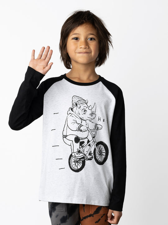 Minti kids clothing. Luxe raglan tee with contrast sleeves and neck. 190 Gram // 95% Cotton // 5% Elastane.