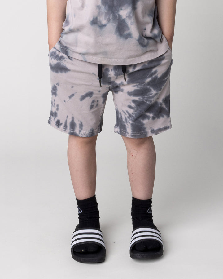 Kid wearing the Splatter Short in grey, front view close up