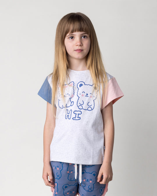 Close up of the Hi Cat Bear Tee in white marle, blue and pink on a kid, front view