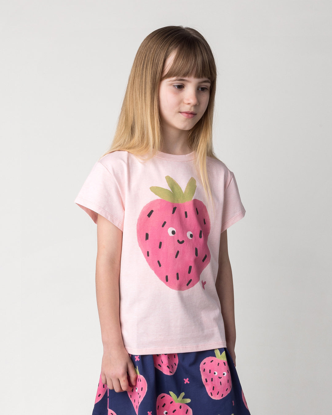 Close up of the Happy Strawberry Tee in pink marle on a kid, front view