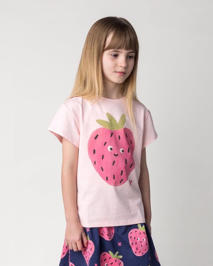 Close up of the Happy Strawberry Tee in pink marle on a kid, front view
